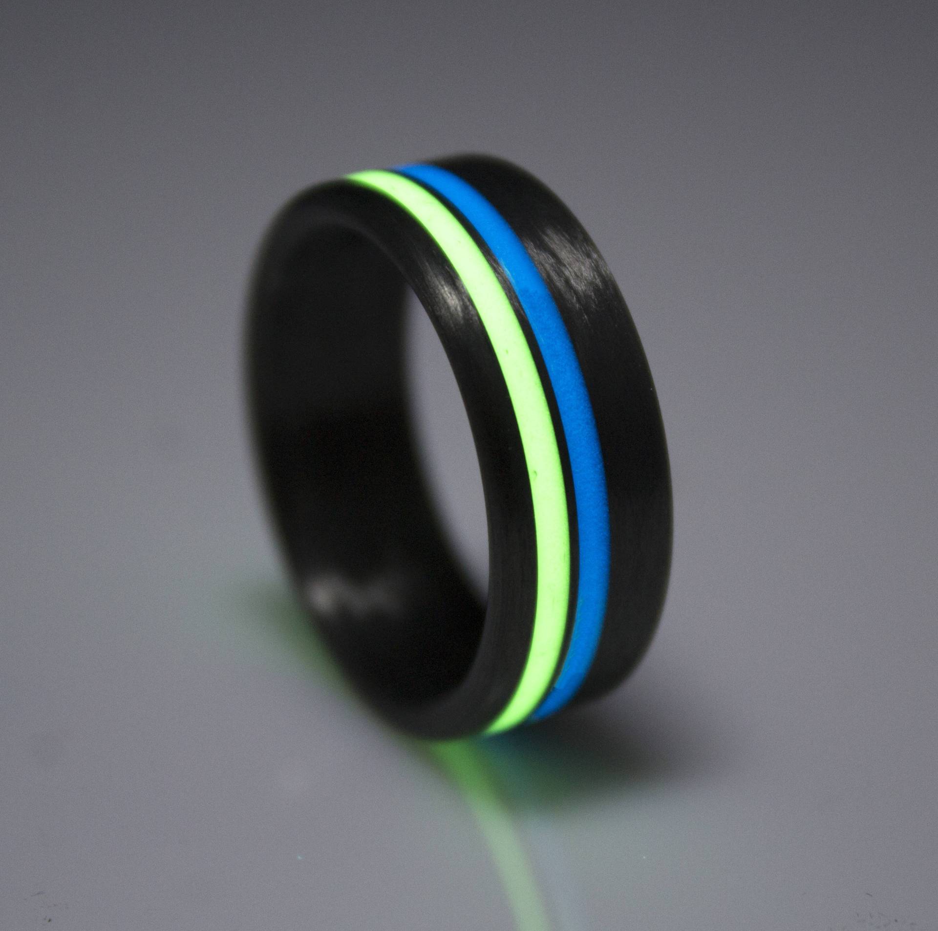 Kohlefaser-Glühen-Ring, Glühring, Herren Ring, Schwarzer Eheringe, Ring Für Männer, Geschenk-Ideen von DaliaWoodia