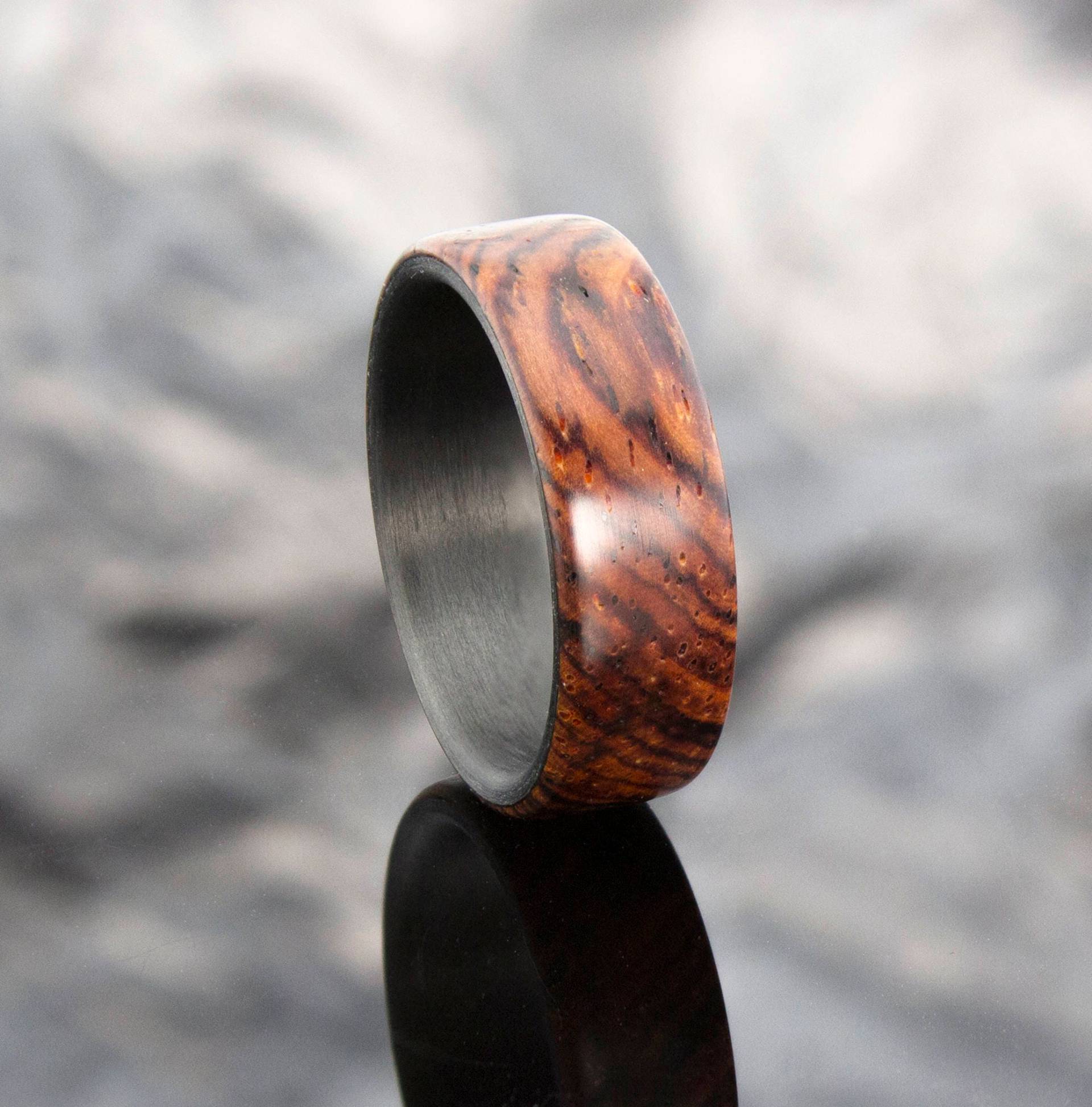 Kohlefaser Ring, Cocobolo Holz, Ehering, Schmuck, Ringe, Verlobungsringe, Schwarze Herrenring, Herrenring von DaliaWoodia