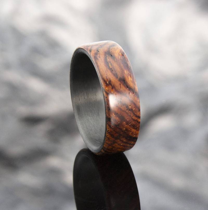 Kohlefaser Ring, Cocobolo Holz, Ehering, Schmuck, Ringe, Verlobungsringe, Schwarze Herrenring, Herrenring von DaliaWoodia