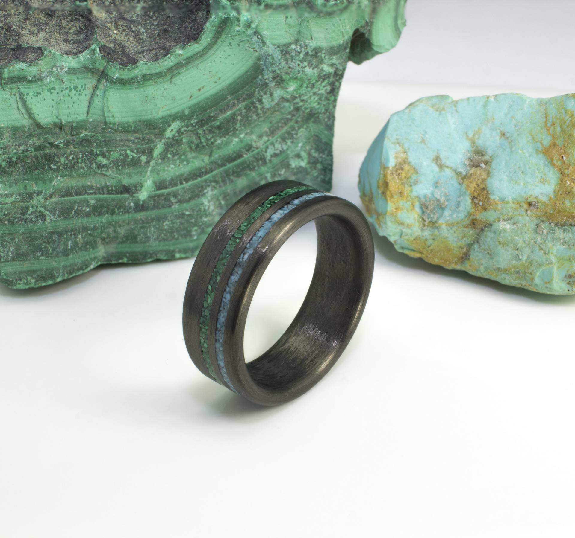 Kohlefaser Ring Mit Türkis Und Malachit Inlay, Herrenring, Damenring, Trauring, Ehering, Carbon Ehering von DaliaWoodia
