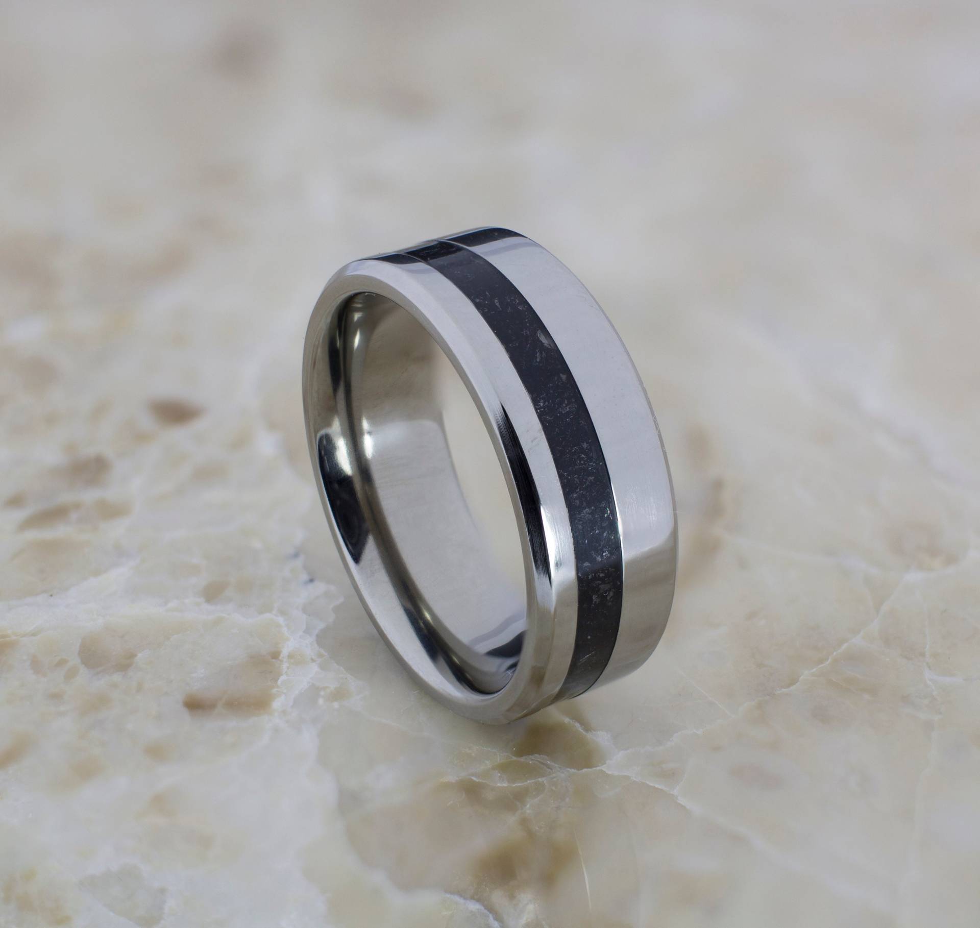 Titan-Ring Mit Schwarzen Glimmer Flake Inlay, Herren Ring, Frauen Ehering, Handgemachte Titan Ehering von DaliaWoodia