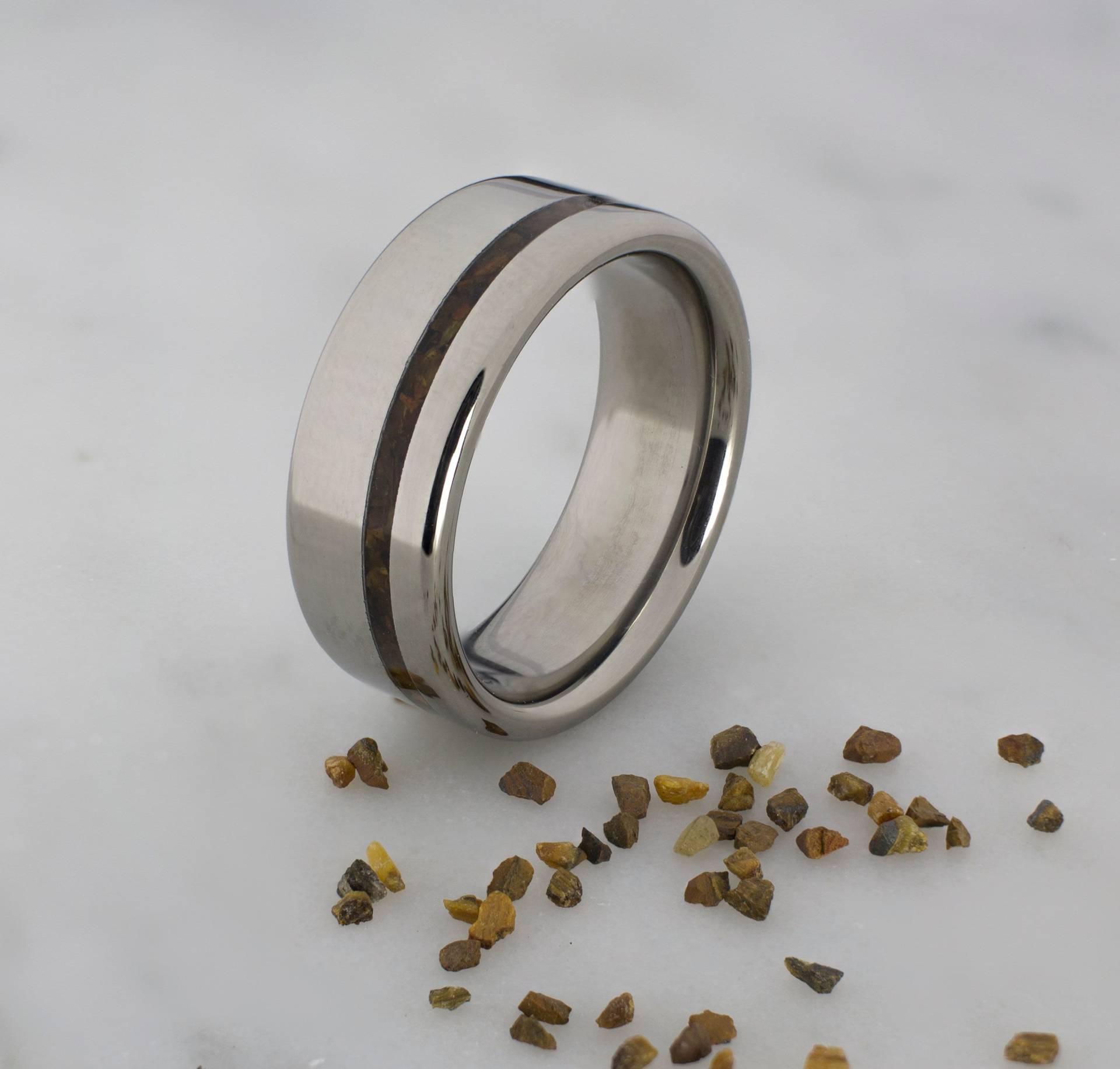 Titan-Ring Mit Tiger Auge Mineral Stein Inlay, Herren Ring, Frauen Ehering, Handgemachte Titan Ehering von DaliaWoodia