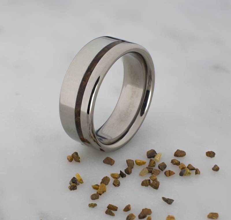 Titan-Ring Mit Tiger Auge Mineral Stein Inlay, Herren Ring, Frauen Ehering, Handgemachte Titan Ehering Titan-Ring Mit Tiger Auge Mineral Stein Inlay, Herren Ring, Frauen Ehering, Handgemachte Titan Ehering von DaliaWoodia