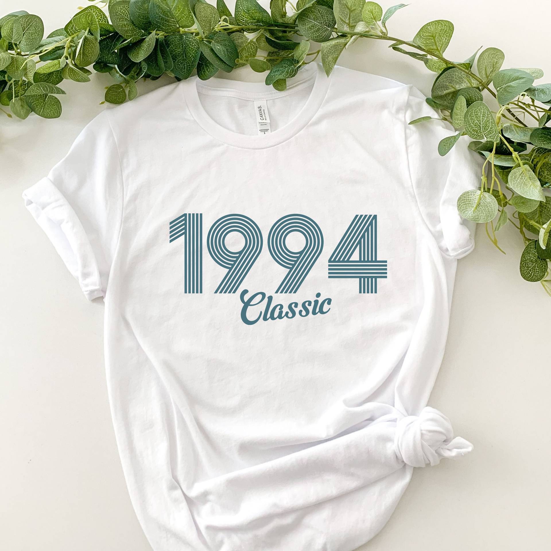 1994 Geburtstagsshirt, 27. Geburtstagsgeschenk, 28. Geburtstagsgeschenk Für Frauen, Männer, Vintage Shirt, Retro Shirt von DalinCustomShirts