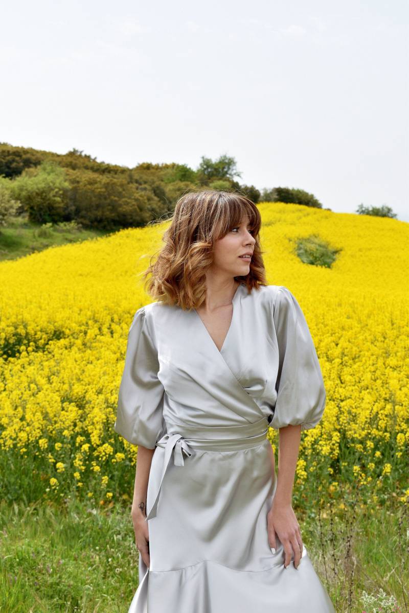 Silber-Satin-Wickel-Top Silber Satin-Rock Silber-Frauen-Set Grau-Satin-Set Sommer-Frauen-Set Knöchel Rock Satinbluse von DalitaCollections