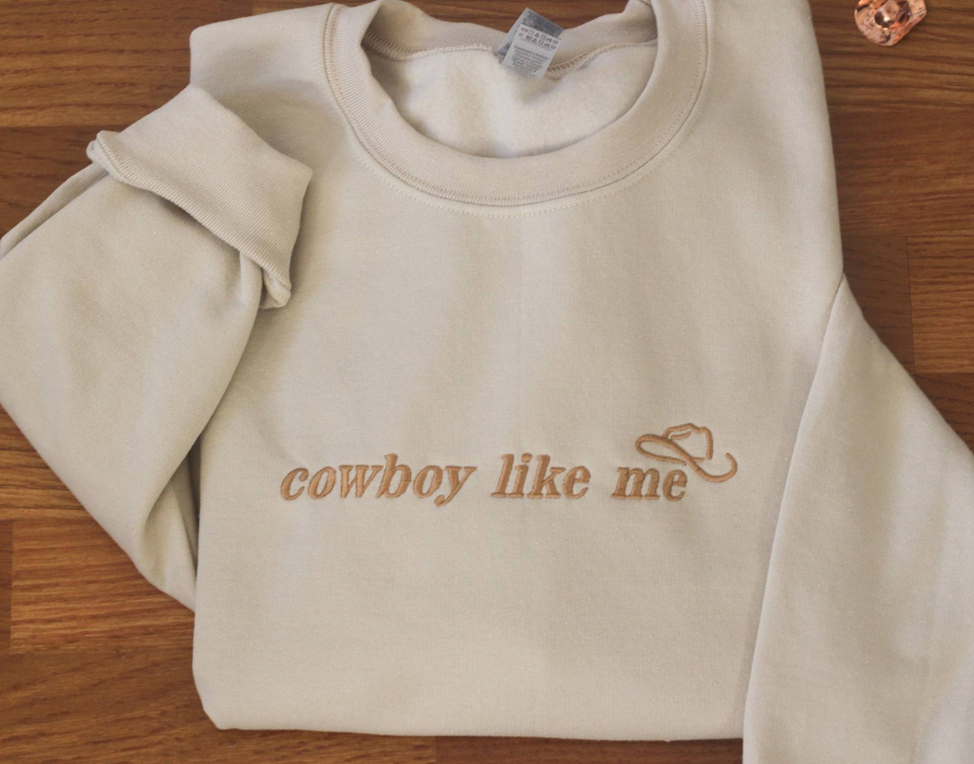 Cowboy Like Me Rundhalsausschnitt Cowboy Like Me Rundhalsausschnitt von DalmatiaCo