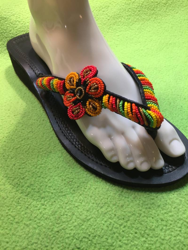Maasai Perlen Sandalen Maasai Perlen Sandalen von DamarisAfricanArts