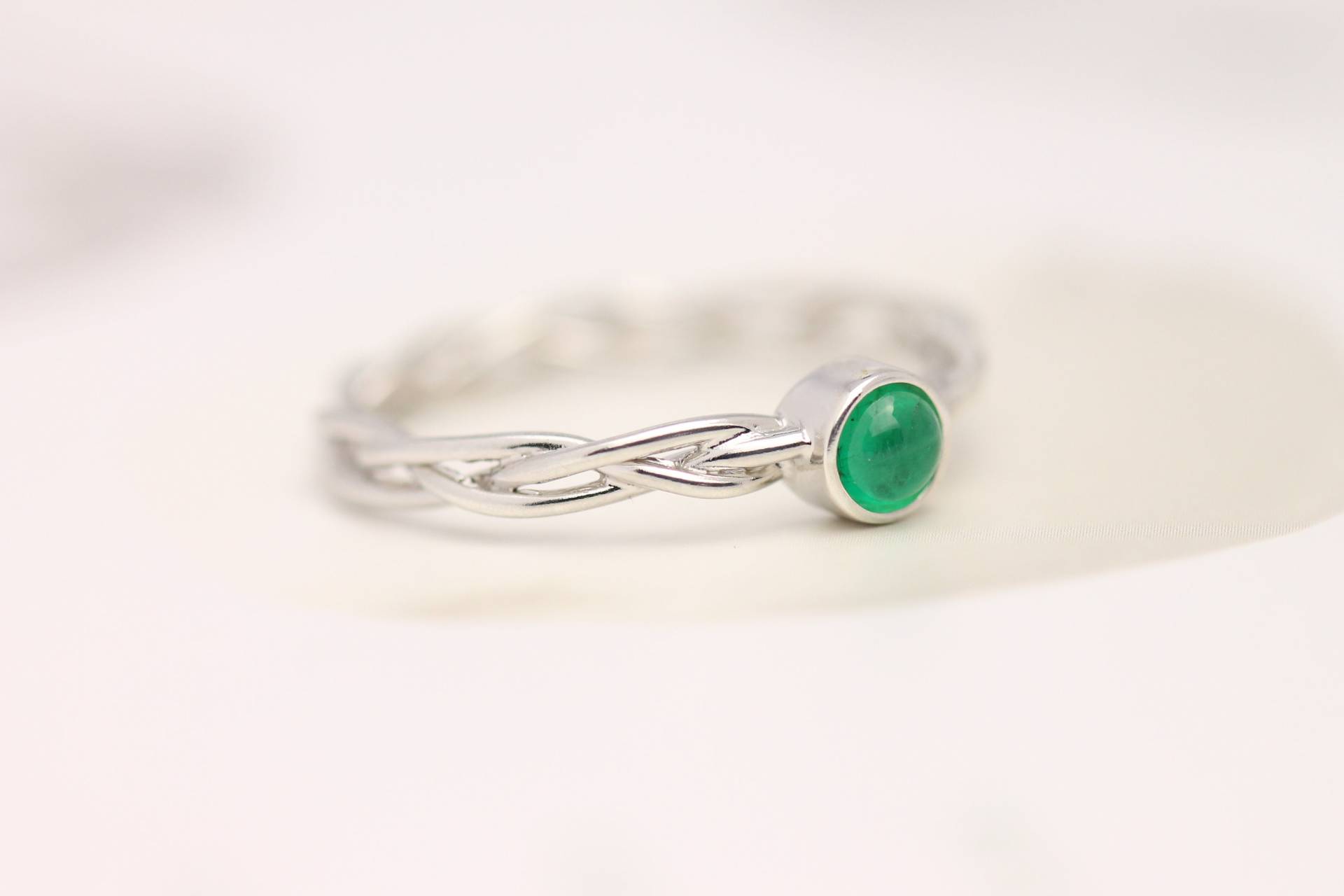 Smaragd Ring. Als Verlobungsring. Smaragdroter Drehring. Erhältlich in 9K, 14K, 18K, Platin Oder Sterling Silber von DameJewelry