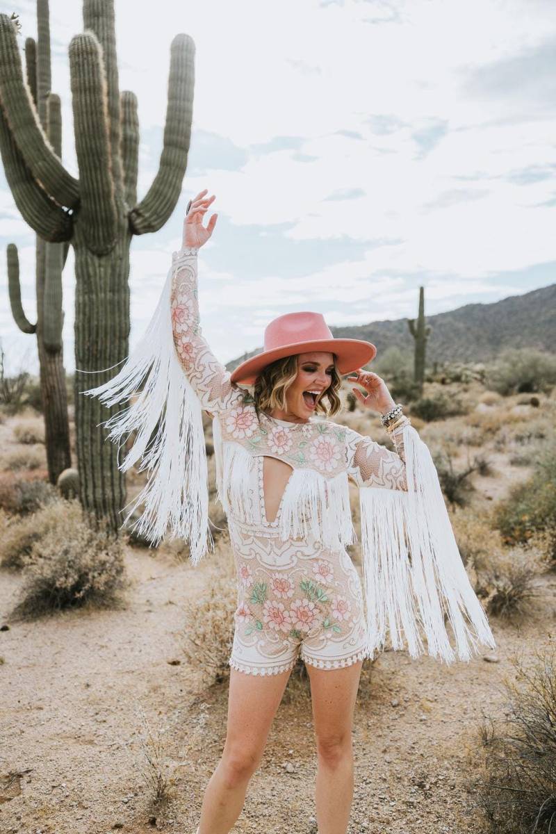 Britnee, Brautoverall, Hochzeitsoverall, Brautstrampler, Boho-Spitzenoverall, Spitzenoverall, Overall Mit Spitzenfransen, Strampler Spitze von DameandMaiden