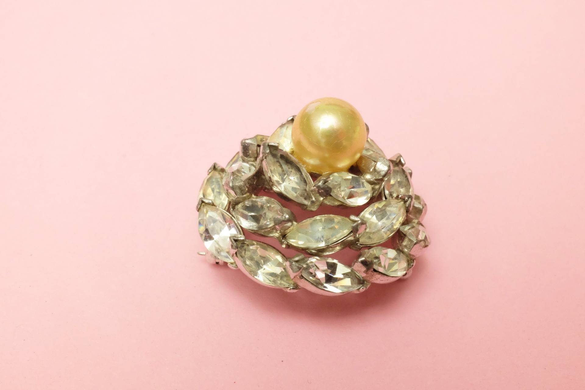 Brosche Kramer Of New York Facettiertes Glas Mit Kunststoffperle Rhinestone Ref. 297 Brosche Kramer Of New York Facettiertes Glas Mit Kunststoffperle Rhinestone Ref. 297 von DamnNiceStuff