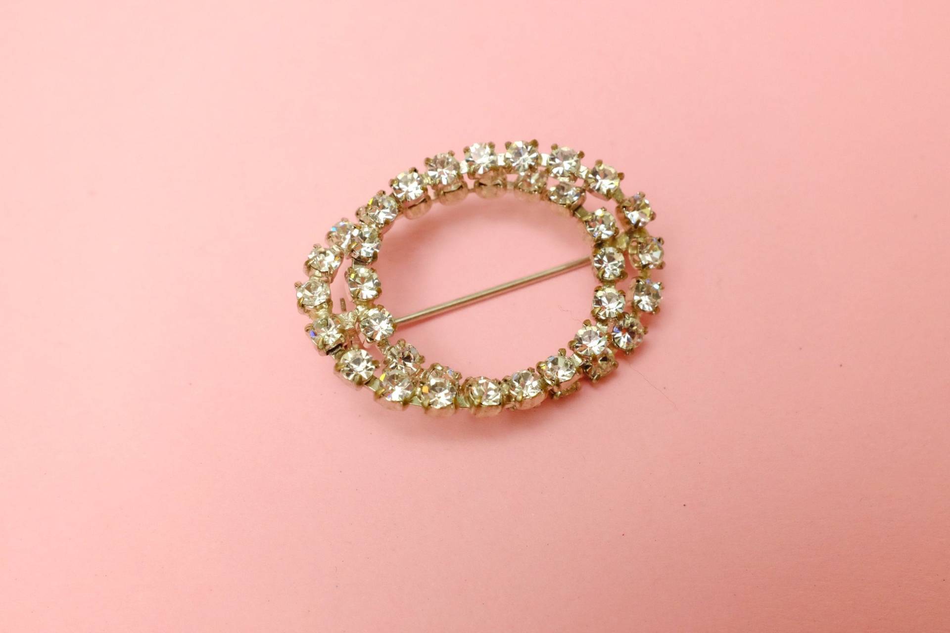 Brosche Rhinestone Oval Ring Pin Anstecknadel Facettiertes Glas Ref. 581 Brosche Rhinestone Oval Ring Pin Anstecknadel Facettiertes Glas Ref. 581 von DamnNiceStuff