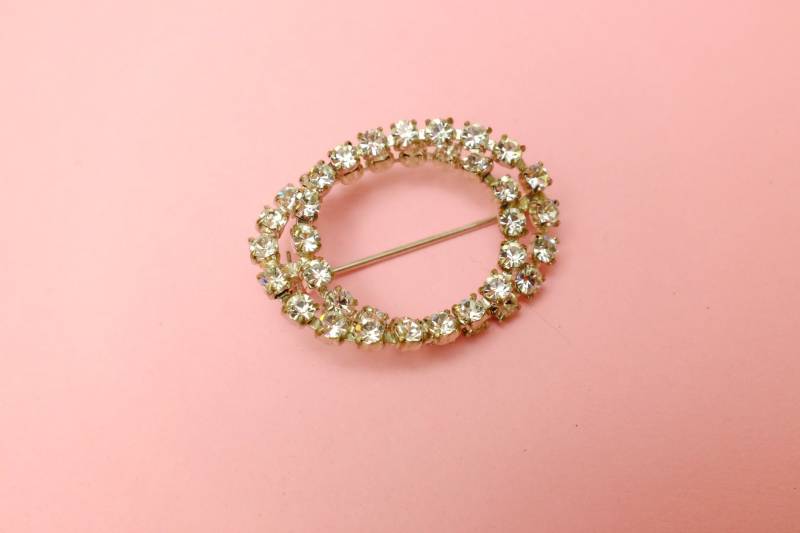 Brosche Rhinestone Oval Ring Pin Anstecknadel Facettiertes Glas Ref. 581 Brosche Rhinestone Oval Ring Pin Anstecknadel Facettiertes Glas Ref. 581 von DamnNiceStuff