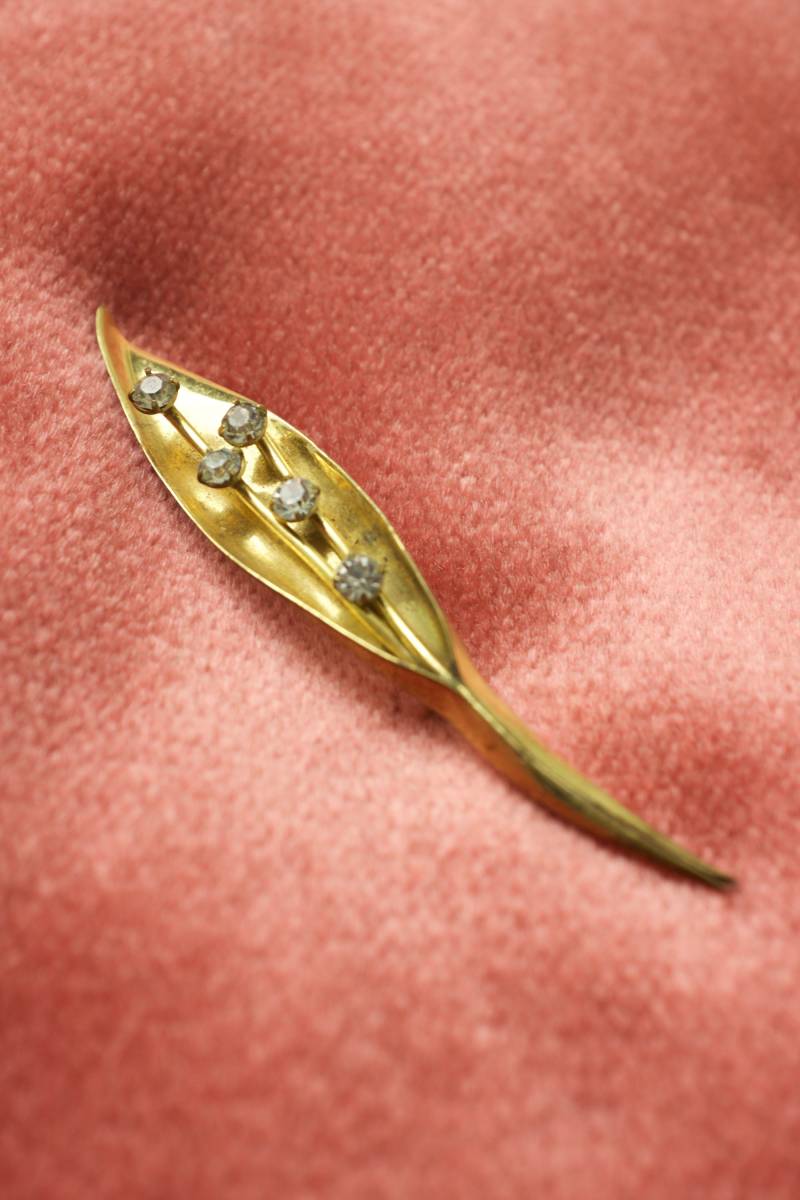 Vintage Brosche Blatt Lilie Rhinestone Glasschliffsteine Ref. 345 von DamnNiceStuff