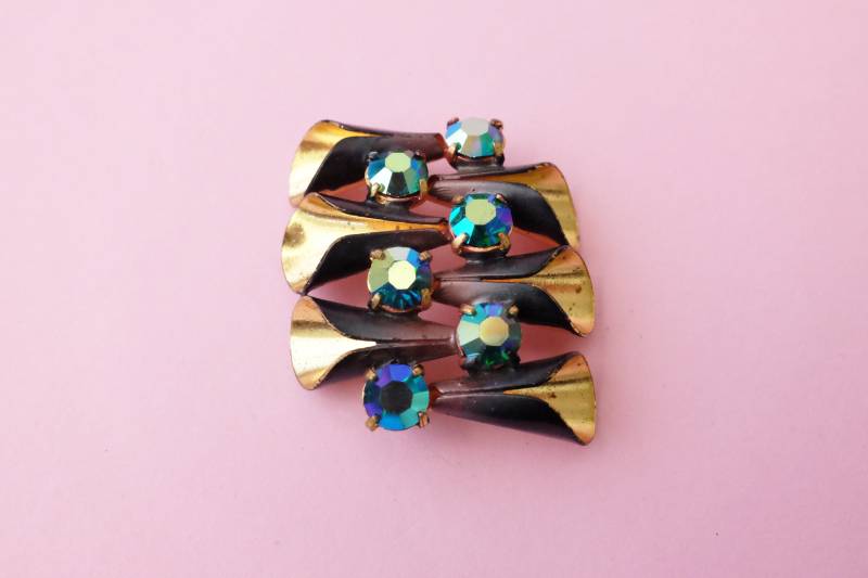 Vintage Brosche Karneval Glas Regenbogen Rhinestones Glaschliffsteinen Und Gerollten Elementen Ref. 1965 Vintage Brosche Karneval Glas Regenbogen Rhinestones Glaschliffsteinen Und Gerollten Elementen Ref. 1965 von DamnNiceStuff