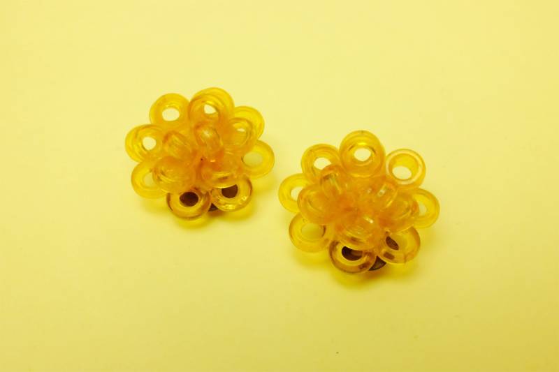 Vintage Cluster Ohrclips Ohrringe West Germany Plastik Ringe Kunststoff Gelb Ref. 299 von DamnNiceStuff