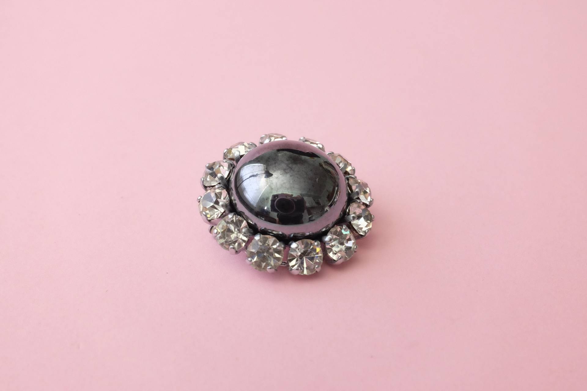 Vintage Karneval Glas Brosche Rhinestone Schwarz Silber Bedampfte Oberfläche Ref. 485 Vintage Karneval Glas Brosche Rhinestone Schwarz Silber Bedampfte Oberfläche Ref. 485 von DamnNiceStuff