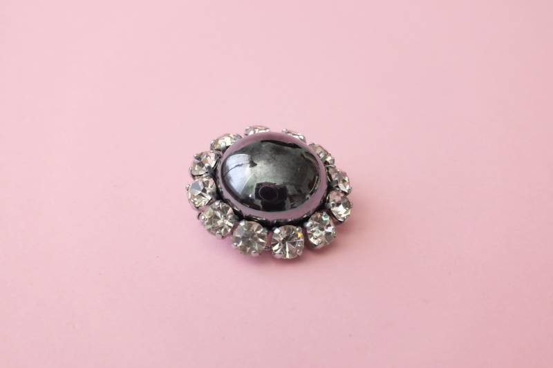 Vintage Karneval Glas Brosche Rhinestone Schwarz Silber Bedampfte Oberfläche Ref. 485 Vintage Karneval Glas Brosche Rhinestone Schwarz Silber Bedampfte Oberfläche Ref. 485 von DamnNiceStuff