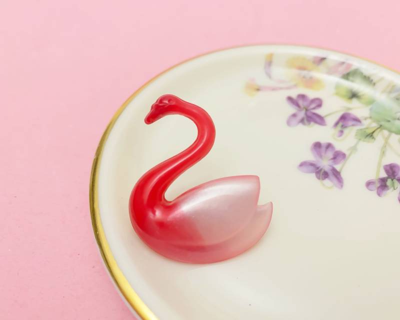 Vintage Plastik Brosche Schwan Rosé Rot Mit Schimmer Ref. 2105 Vintage Plastik Brosche Schwan Rosé Rot Mit Schimmer Ref. 2105 von DamnNiceStuff