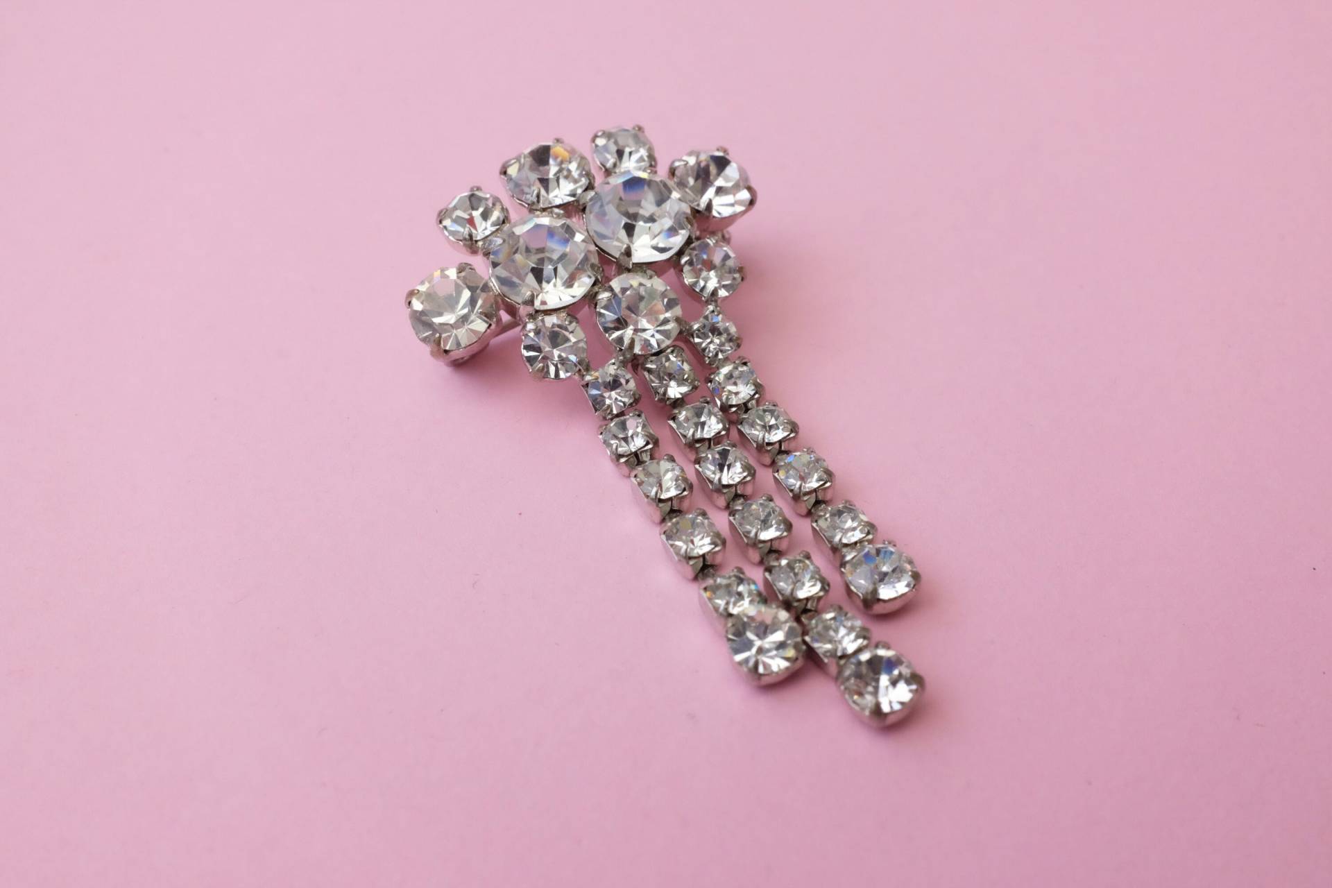 Vintage Rhinestone Tassel Brosche Mit 3 Strängen Glasschliffsteine Ref. 1967 Vintage Rhinestone Tassel Brosche Mit 3 Strängen Glasschliffsteine Ref. 1967 von DamnNiceStuff