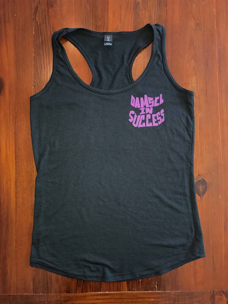 Maid in Erfolg Racerback Schwarz Tank - Lila Schriftzug von DamselinSuccess