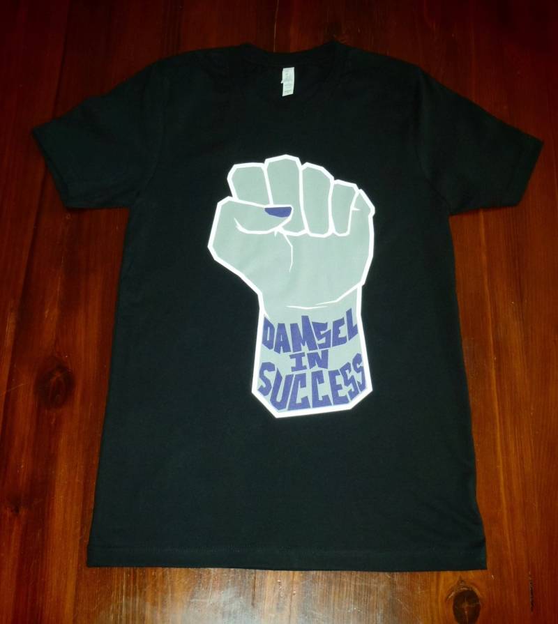 Maid in Erfolg Unisex Schwarz T Shirt von DamselinSuccess