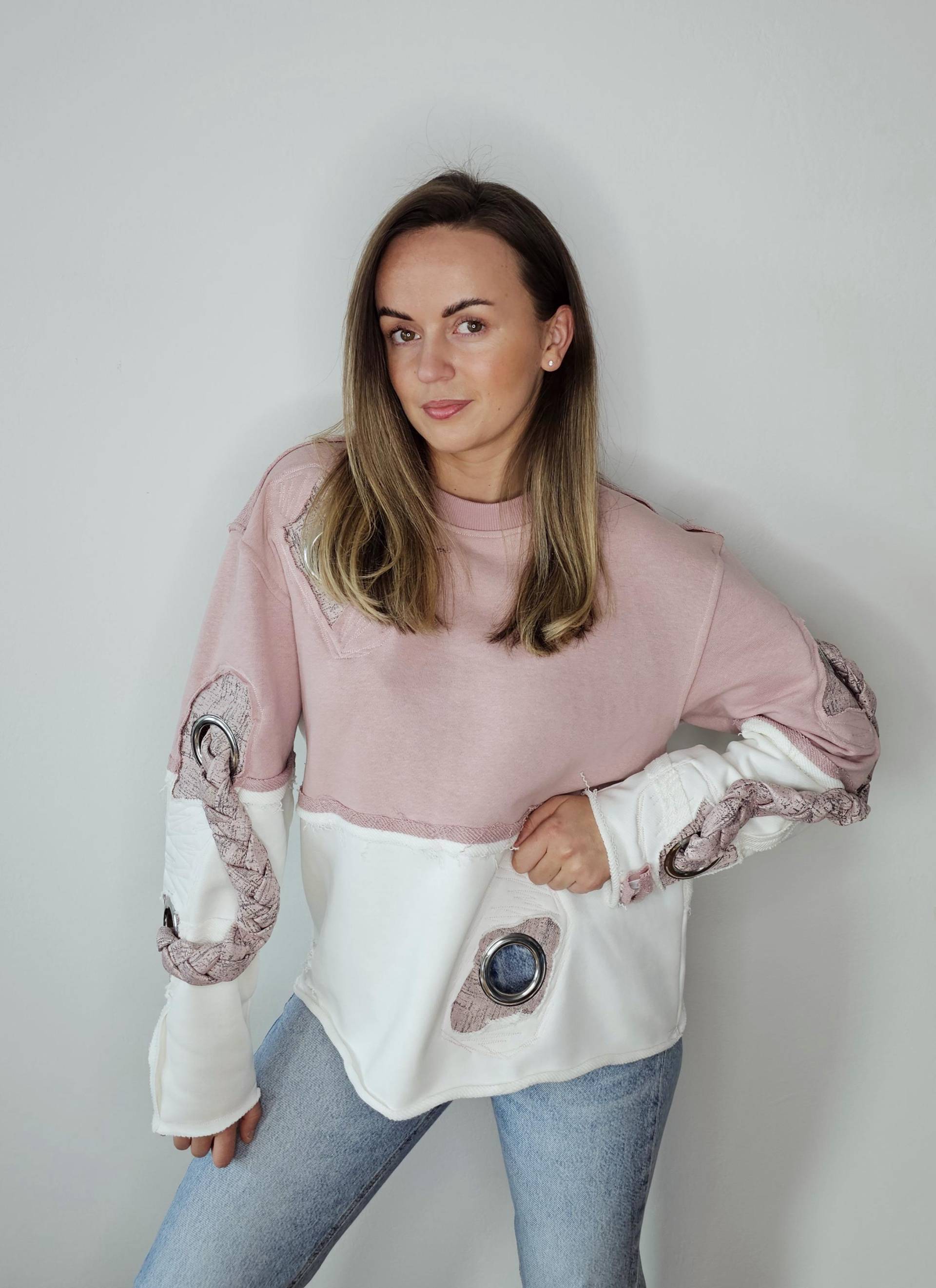 Upcycled Damenpullover Aus Strickwarenresten Mit Vorhangdetails/Überarbeiteter Rosa-Weißer Pullover Einzigartiger, Moderner Zero Waste von DamuClothing