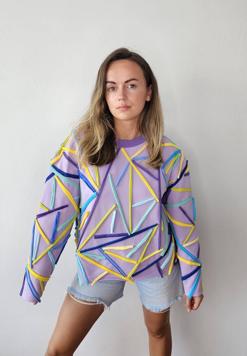 Upcycled Patchwork Damen Pullover Aus Strickwaren Fetzen/Überarbeiteter Lila Bunter Laser Einzigartiger Moderner Zero Waste von DamuClothing