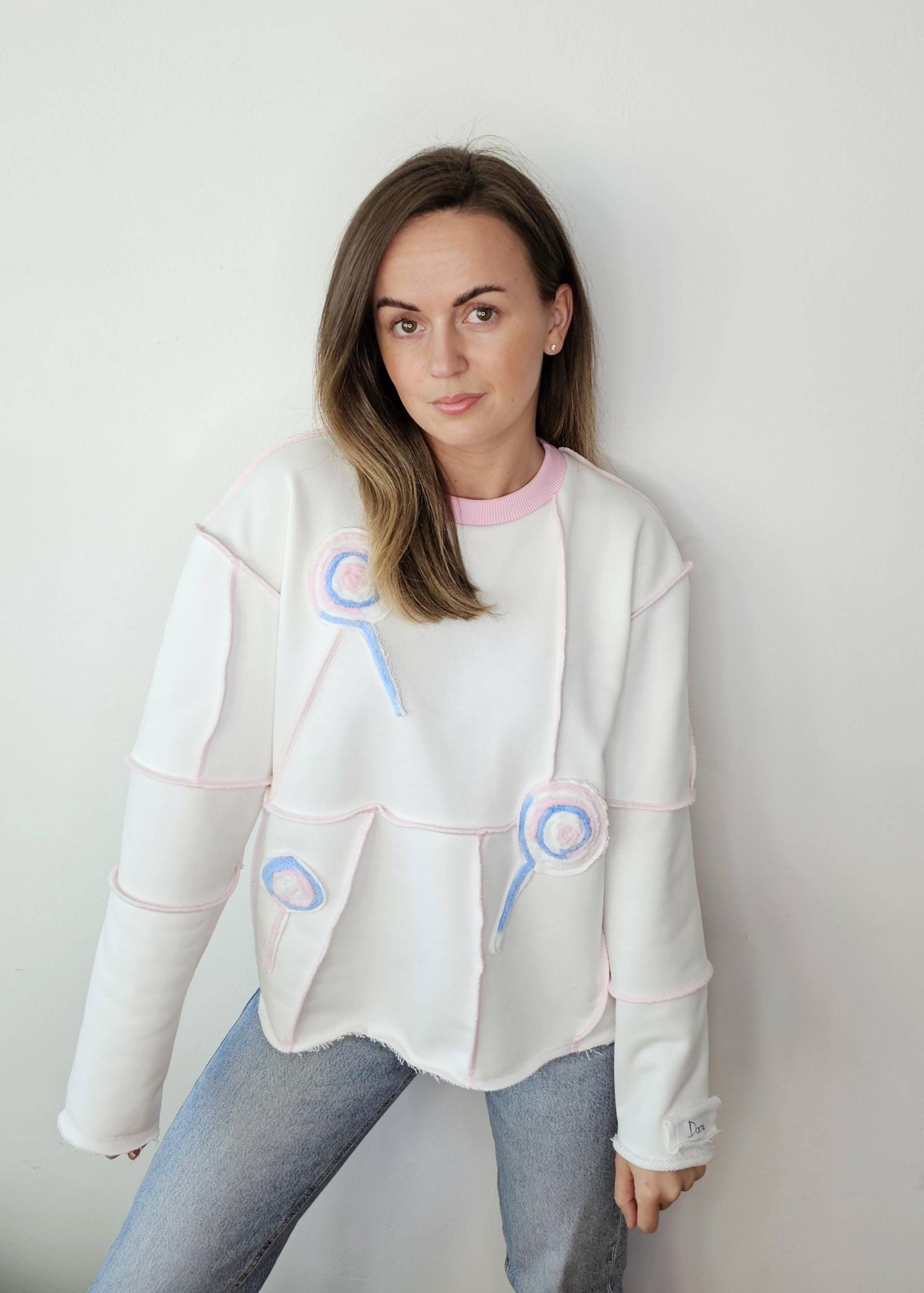 Upcycled Patchwork-Frauenpullover Aus Strickwarenresten/Überarbeiteter Weiß-Rosa Pullover Mit Süßigkeiten Einzigartiger, Moderner von DamuClothing