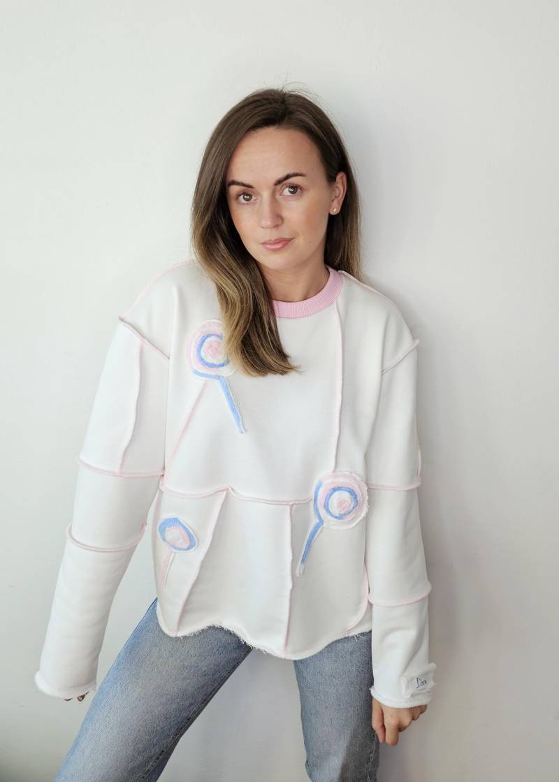 Upcycled Patchwork-Frauenpullover Aus Strickwarenresten/Überarbeiteter Weiß-Rosa Pullover Mit Süßigkeiten Einzigartiger, Moderner von DamuClothing
