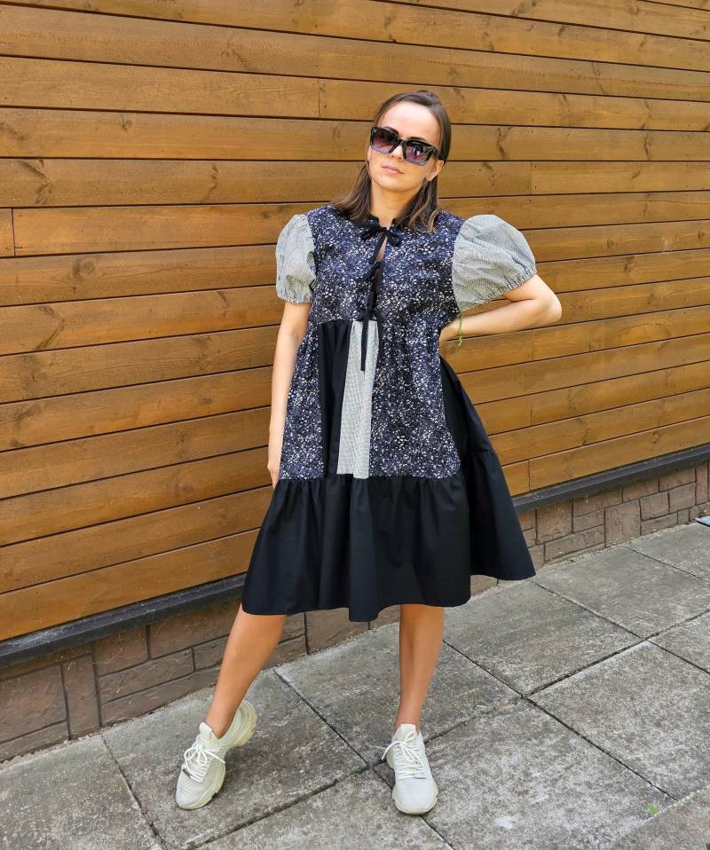 Upcycled Patchwork Kleid Für Frauen Mit Puffärmeln/Handgefertigtes Baumwollkleid Damen One Of A Kind Grau Und Schwarzes von DamuClothing