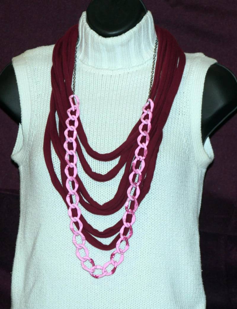 Burgund-T-Shirt-Halskette Mit Großen Rosa Multi-Kette Burgund-T-Shirt-Halskette Mit Großen Rosa Multi-Kette von DanDeeCreationsShop