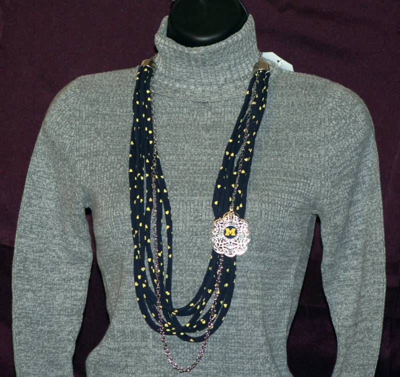 Michigan Wolverines T-Shirt Halskette von DanDeeCreationsShop