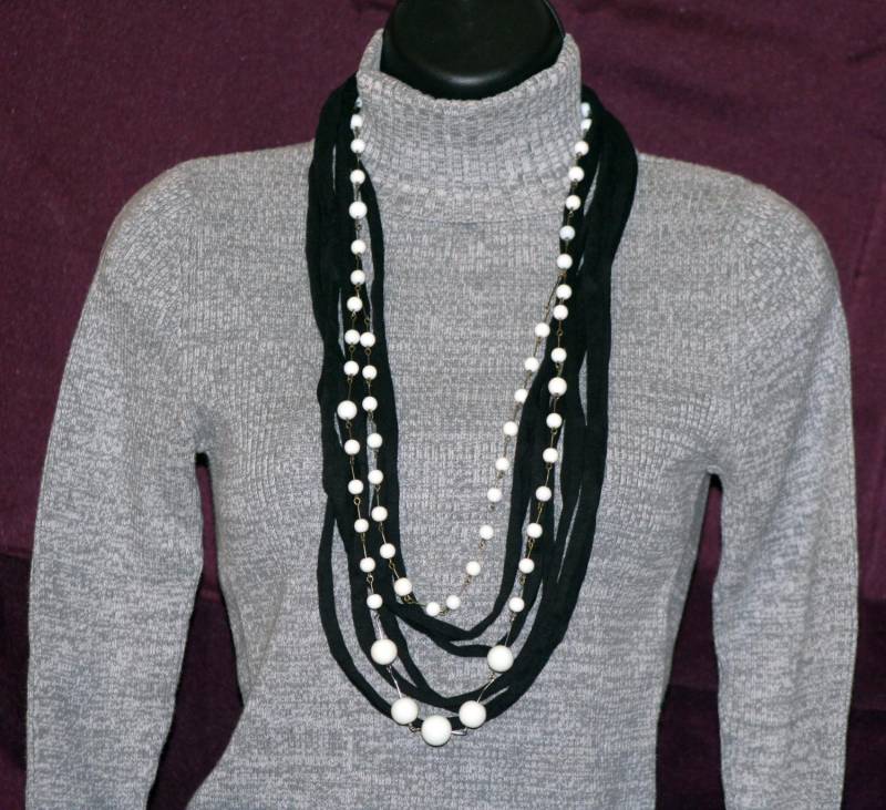 Schwarzes T-Shirt Halskette Mit Weißen Perlen Schwarzes T-Shirt Halskette Mit Weißen Perlen von DanDeeCreationsShop