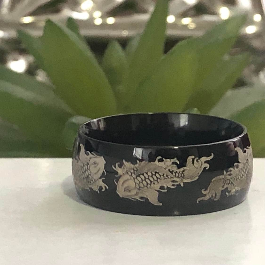 Koi Karpfen Design Schwarz Überzogener Edelstahl Ring Für Männer Und Frauen, Strand Hochzeit Band Lasergravur Fisch von DanEdithJewelry