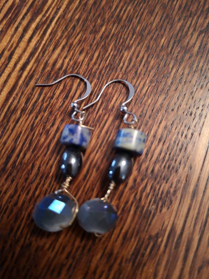 Ohrringe Aus Hemitit Und Blauem Kristall von DanaGlamourBoutique