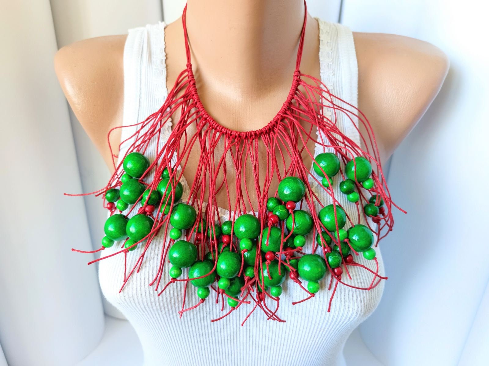 Große Rot Grün Lockige Halskette, Statement Perlen Große Boho Lätzchen Holzperlen Halskette von DanajewelryUA