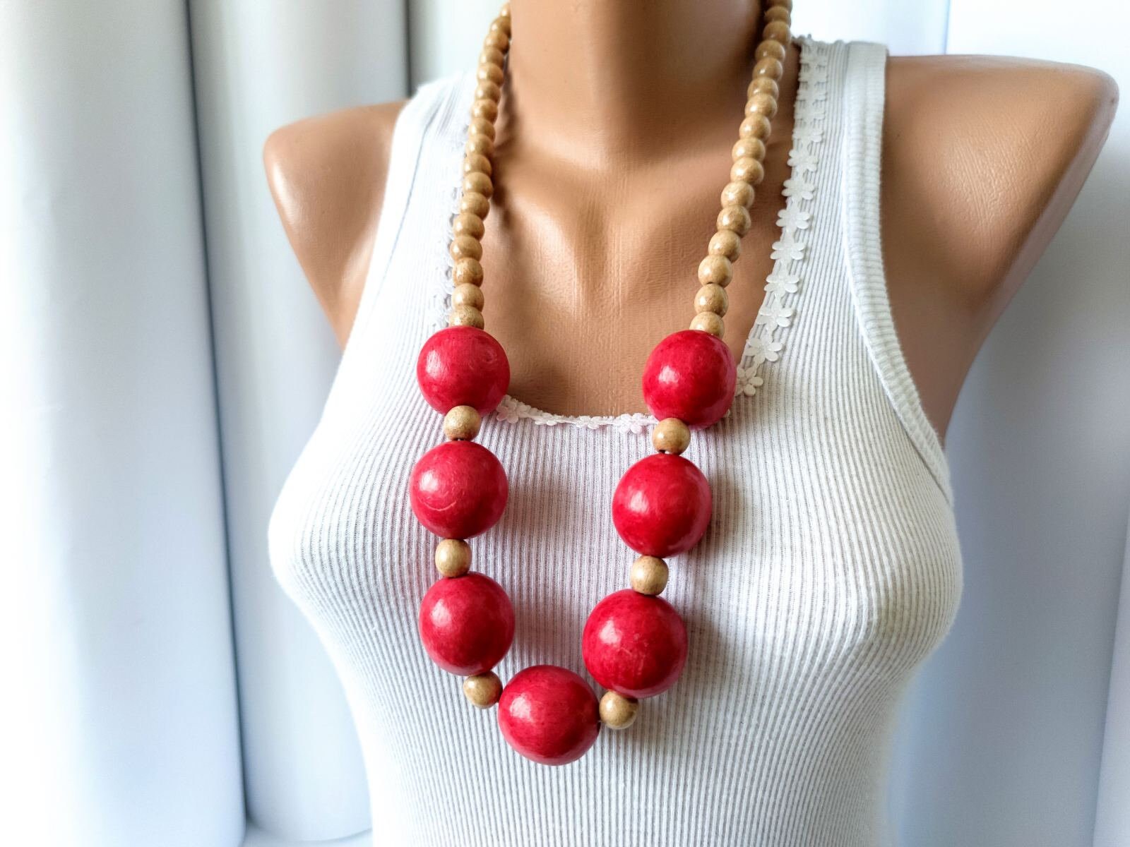 Rote Hölzerne Chunky Halskette, Holzperlenhalskette, Hippie Eco Rote Perlenhalskette, Mutige Einfache Perlenhalskette von DanajewelryUA