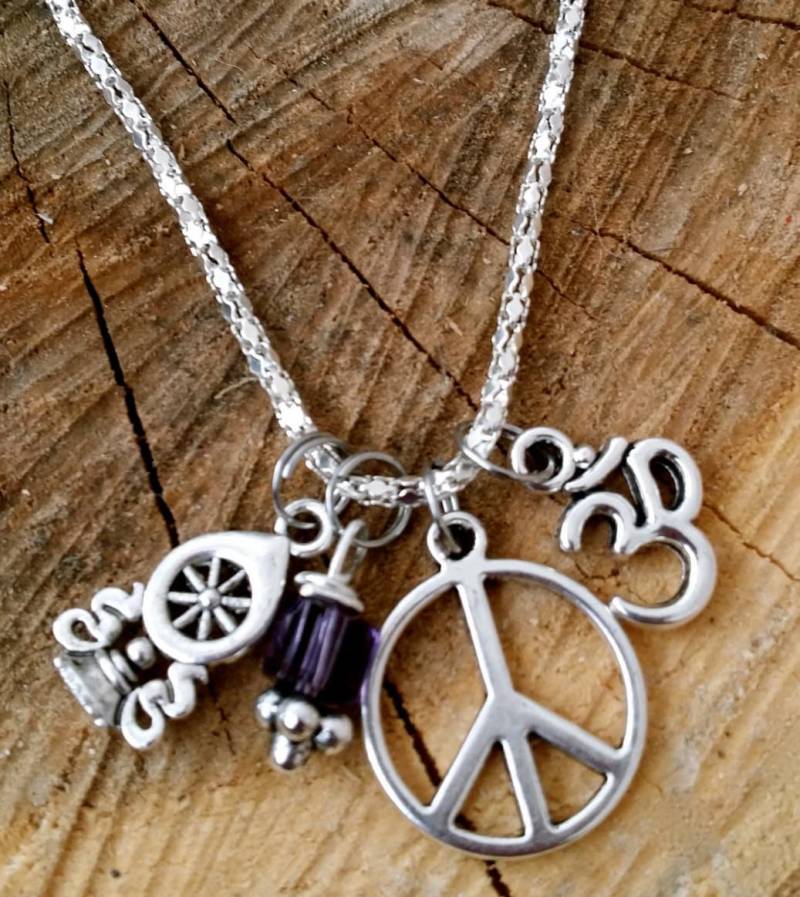 Das Leben Ist Gut Om Dharma Rad Frieden Zeichen Amethyst Kristall Anhänger Silber Halskette 18 "Heilung Cluster Aum Ohm Das Leben Ist Gut Om Dharma Rad Frieden Zeichen Amethyst Kristall Anhänger Silber Halskette 18 "Heilung Cluster Aum Ohm von DancingGypsies