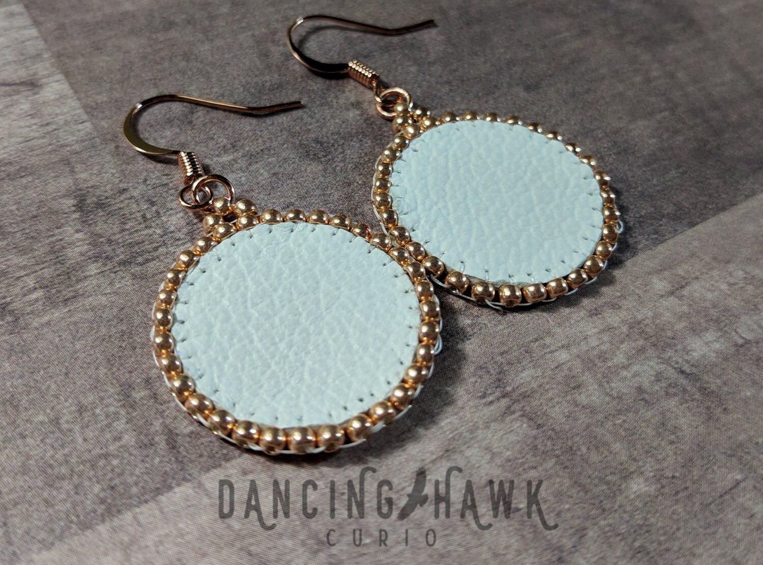 Weiß Und Rose Gold Leder Perlen Ohrringe - Umrandet Leder-Kreis Helles Kupfer Weiß Weiß Und Rose Gold Leder Perlen Ohrringe - Umrandet Leder-Kreis Helles Kupfer Weiß von DancingHawkCurio
