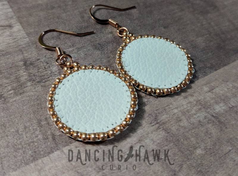 Weiß Und Rose Gold Leder Perlen Ohrringe - Umrandet Leder-Kreis Helles Kupfer Weiß Weiß Und Rose Gold Leder Perlen Ohrringe - Umrandet Leder-Kreis Helles Kupfer Weiß von DancingHawkCurio