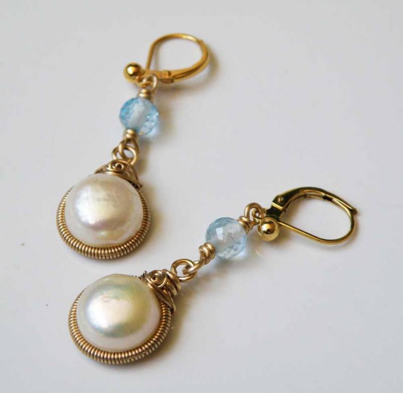 Süßwasser Perle Ohrringe, Blauer Topas, Draht 14K Vergoldet, Handgemachter Schmuck Für Frauen, Echte Edelsteine, Gewickelt von DancingLotusDesigns