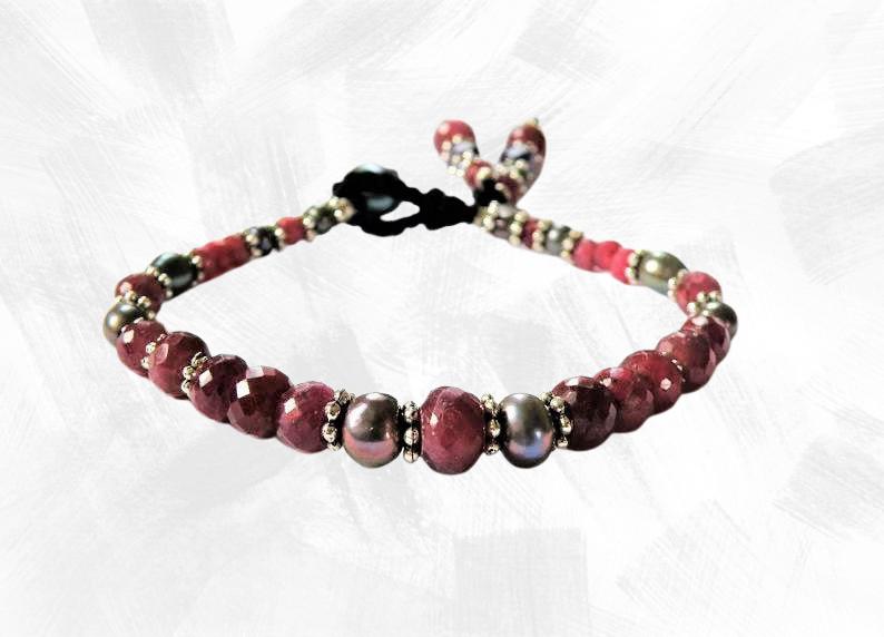 Rubin Und Graue Perlen Makramee Armband - Tibetsilber Natürlicher Edelstein von DancingLotusDesigns