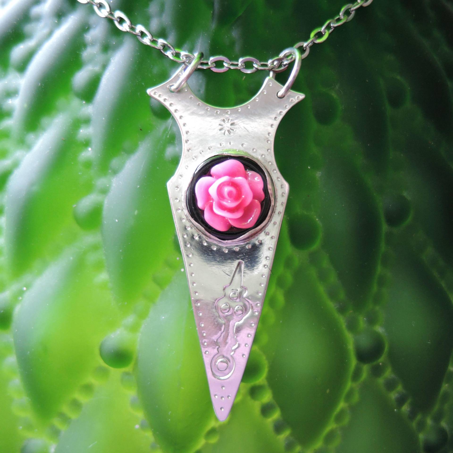 Die Rose Und Das Schild - Silber, Coral Anhänger Halskette Die Rose Und Das Schild - Silber, Coral Anhänger Halskette von DancingMantisJewelry
