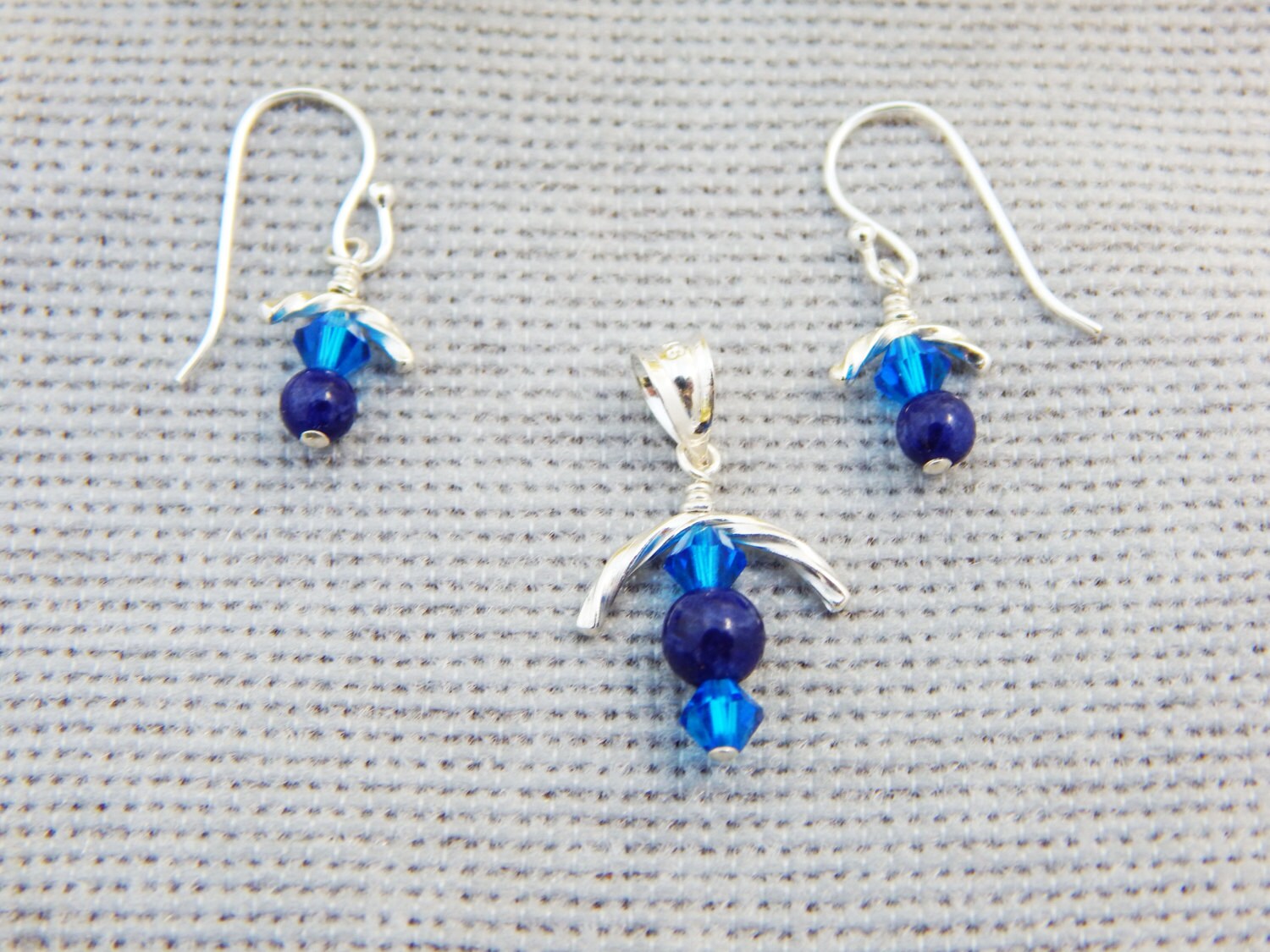 Silber & Sodalith Ohrringe Und Anhänger Set Silber & Sodalith Ohrringe Und Anhänger Set von DancingMantisJewelry