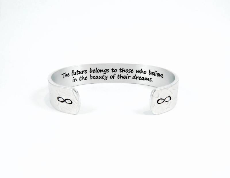 Abitur Geschenk |Die Zukunft Gehört Denen, Die An Schönheit Ihrer Träume Glauben | Sucht Heilung Nachricht Silber Manschette Armband Abitur Geschenk |Die Zukunft Gehört Denen, Die An Schönheit Ihrer Träume Glauben | Sucht Heilung Nachricht Silber Manschette Armband von DandLDesigns4U