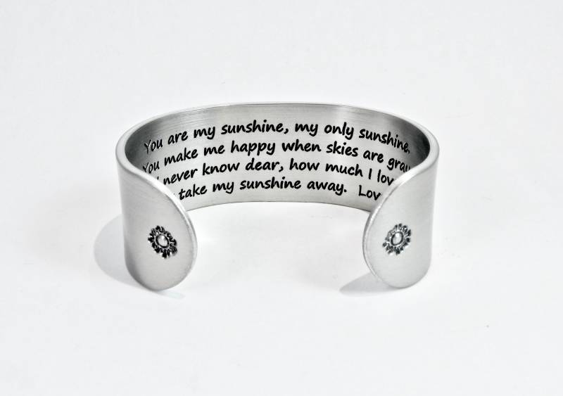 Du Bist Mein Sonnenschein Einziger Machst Mich Glücklich, Wenn Der Himmel Grau Ist | Geburtstagsgeschenk Hochzeitsgeschenk Für Tochter Armband Von von DandLDesigns4U
