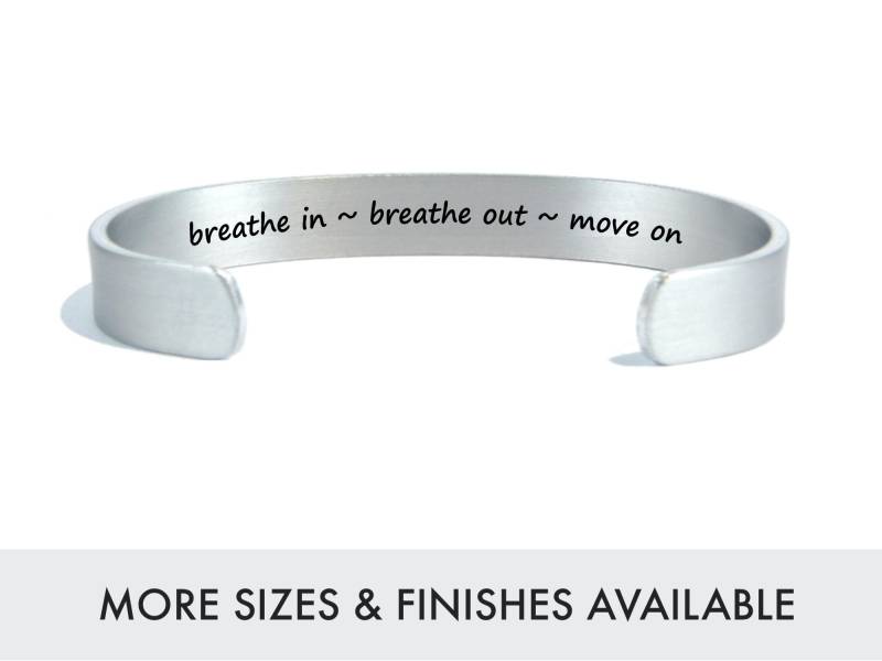Ermutigungsgeschenke | Einatmen ~ Ausatmen Weitermachen Motivierende Geschenke Inspirierende Genesungsgeschenke Silber Manschette Armband Ermutigungsgeschenke | Einatmen ~ Ausatmen Weitermachen Motivierende Geschenke Inspirierende Genesungsgeschenke Silber Manschette Armband von DandLDesigns4U
