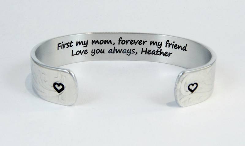 Geschenk Für Mama | Erst Meine Immer Mein Freund Dich Liebt Muttertagsgeschenk Vom Sohn Personalisiertes Mutter Der Braut Geschenk Für Mama | Erst Meine Immer Mein Freund Dich Liebt Muttertagsgeschenk Vom Sohn Personalisiertes Mutter Der Braut von DandLDesigns4U