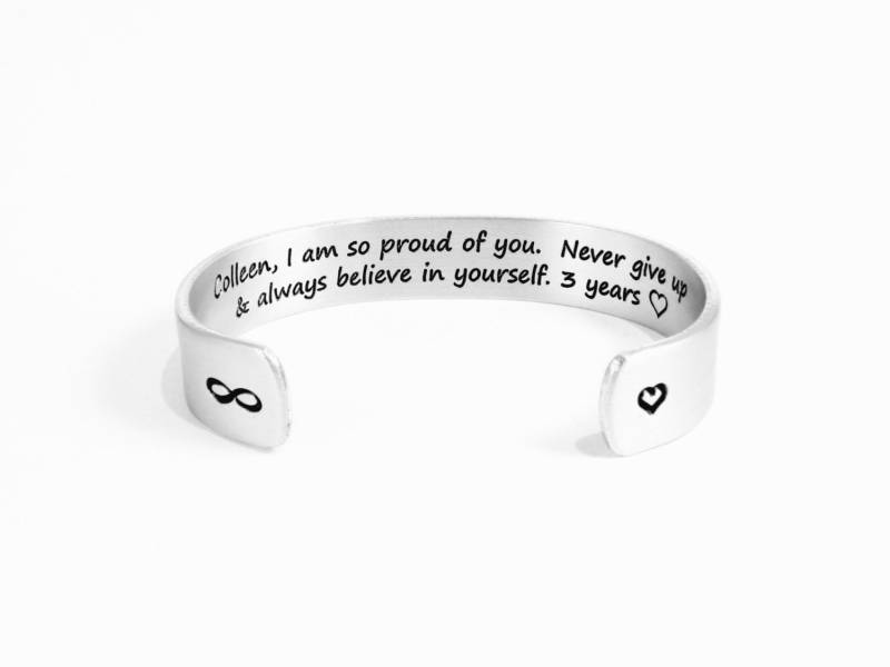 Sucht Heilung Ermutigungsgeschenke | Ich Bin So Stolz Auf Dich Gib Niemals Und Glaube Immer An Geschenk Für Frauen Silber Sucht Heilung Ermutigungsgeschenke | Ich Bin So Stolz Auf Dich Gib Niemals Und Glaube Immer An Geschenk Für Frauen Silber von DandLDesigns4U