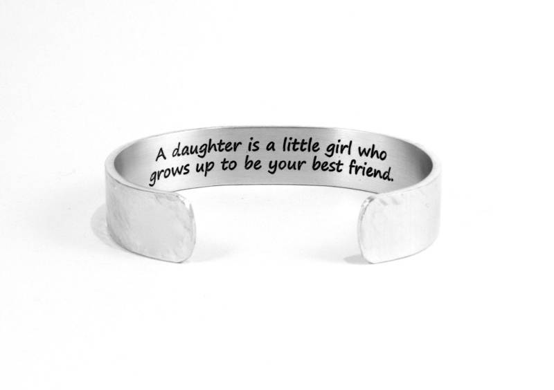 Tochter Geschenke | Eine Ist Ein Kleines Mädchen, Das Erwachsen Wird, Um Deine Beste Freundin Zu Sein Mutter Silber Armspange von DandLDesigns4U
